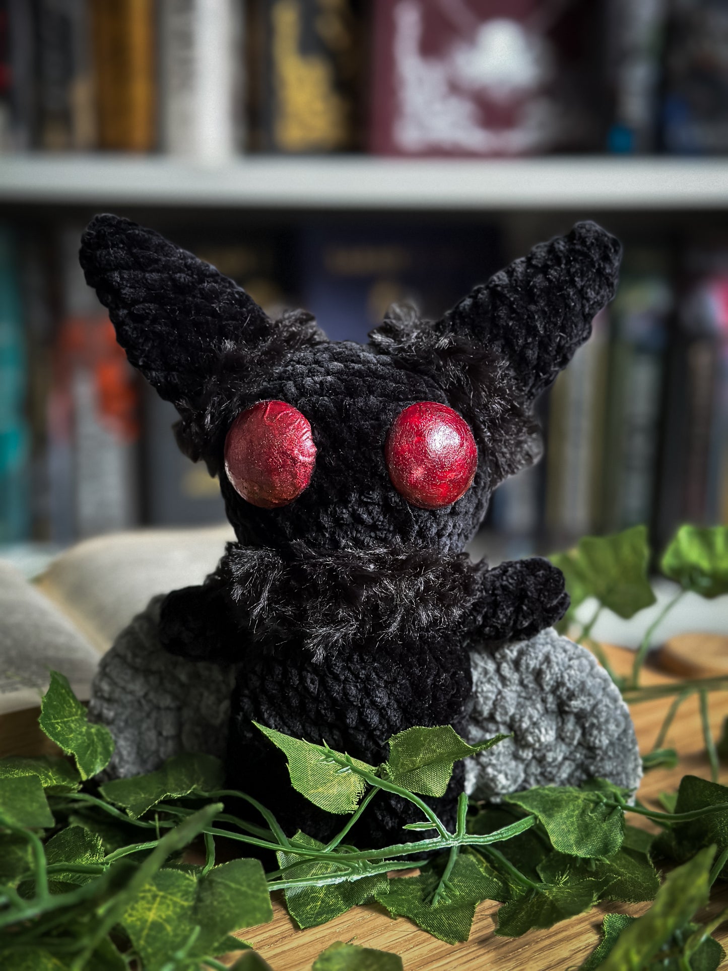 Peluche Mothman | Familier cryptide fait main